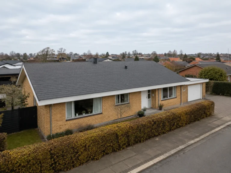 Dansk parcelhus med nyt mørkegråt tag af tagpap shingles